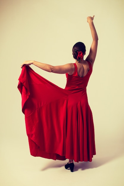 Mulher de vestido vermelho movendo-se com saia flamenca sevilhanas