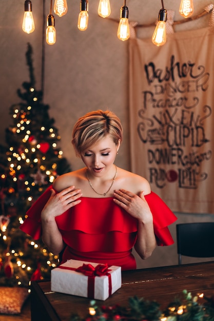 Mulher de vestido vermelho