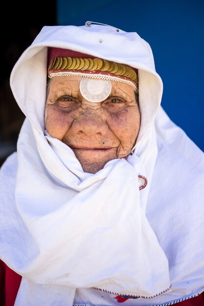 Mulher de vestir da herança tradicional muito antiga