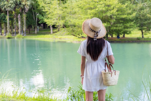 Mulher de viagem olhando para o lago em paisagem natural