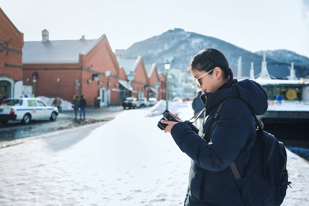 Mulher de viagens na temporada de inverno