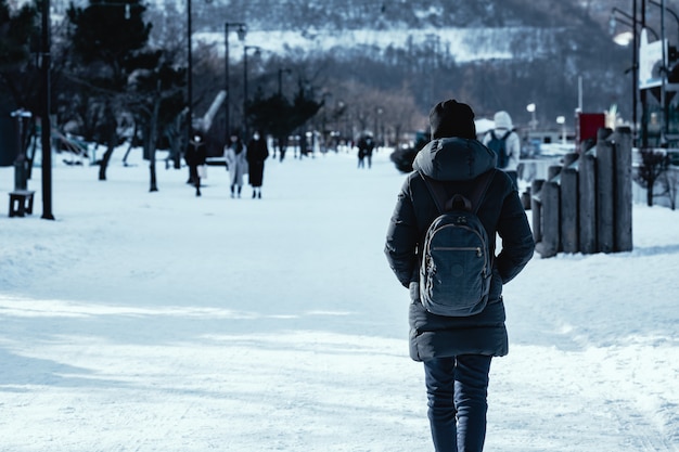 Mulher de viagens na temporada de inverno