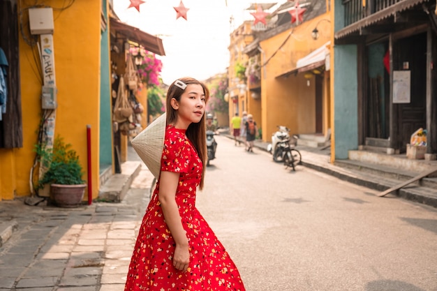 Mulher de viagens nas ruas de Hoi An, Vietnã