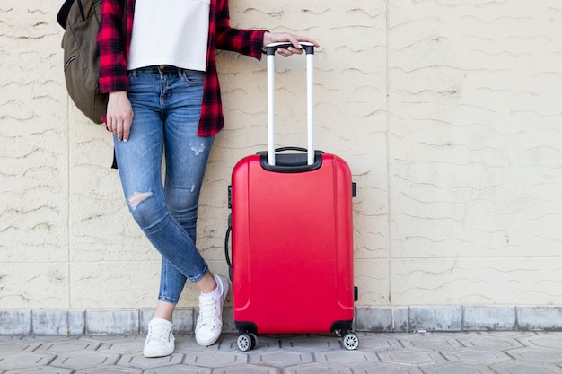 Mulher de viajante em pé com bagagem