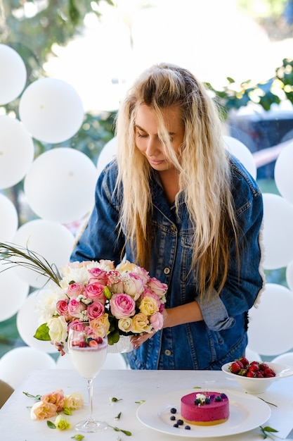 Mulher decoradora, preparação para uma festa de trabalho