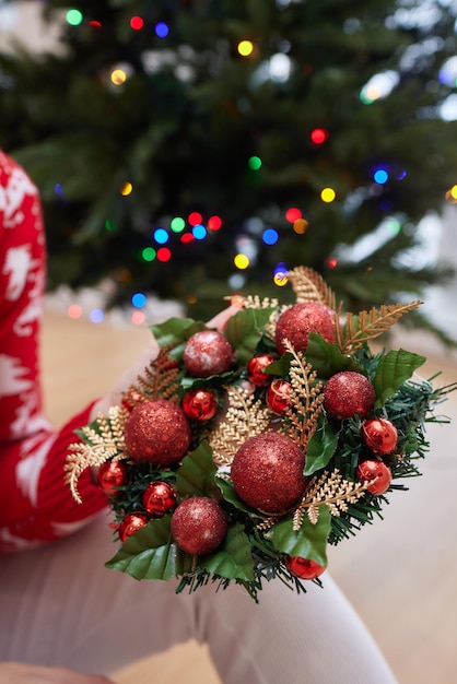 Mulher decorando a casa para as férias de natal guirlanda de natal foco suave