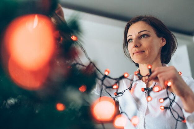 Foto mulher, decorando, árvore natal