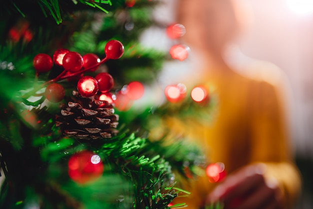 Mulher, decorando, árvore natal