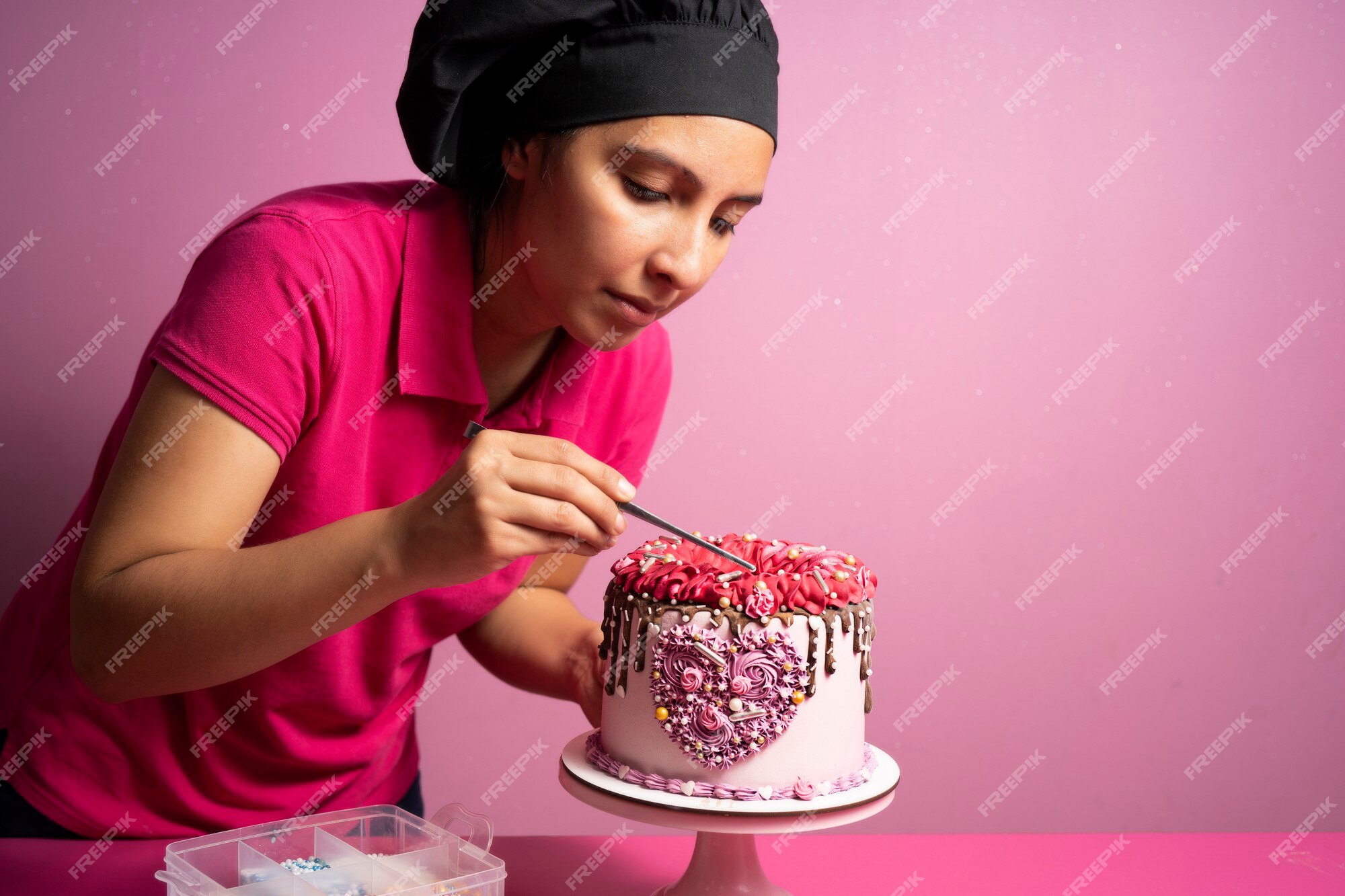 A Mão Feminina Coloca Utensílios De Comida Em Caixa De Papel Com Delicioso  Bolo Rosa Redondo Cor-de-rosa. Fechar Não Reconhecível Video Estoque -  Vídeo de lifestyle, sobremesa: 274852483