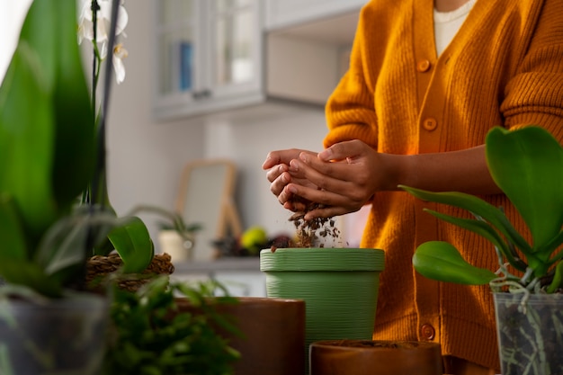 Foto mulher decorando sua casa com orquídeas