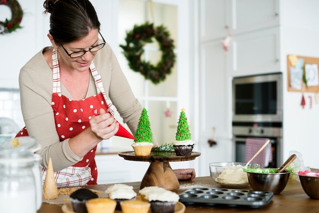 Mulher, decorando, um, cupcake