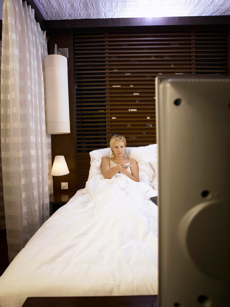 Foto mulher deitada na cama