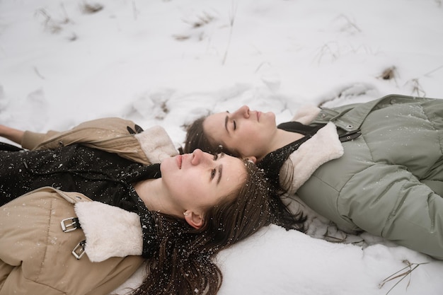 Foto mulher deitada na neve