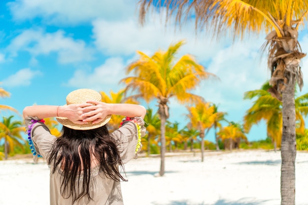 Mulher deitada na praia, aproveitando as férias de verão, olhando para o mar