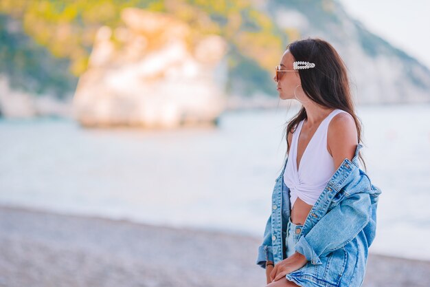 Mulher deitada na praia, aproveitando as férias de verão, olhando para o mar