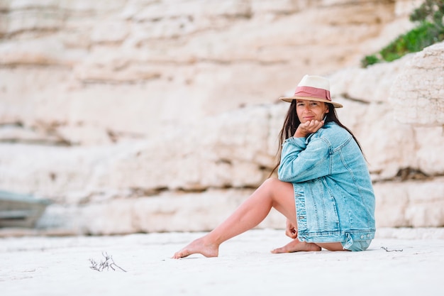 Mulher deitada na praia, aproveitando as férias de verão, olhando para o mar