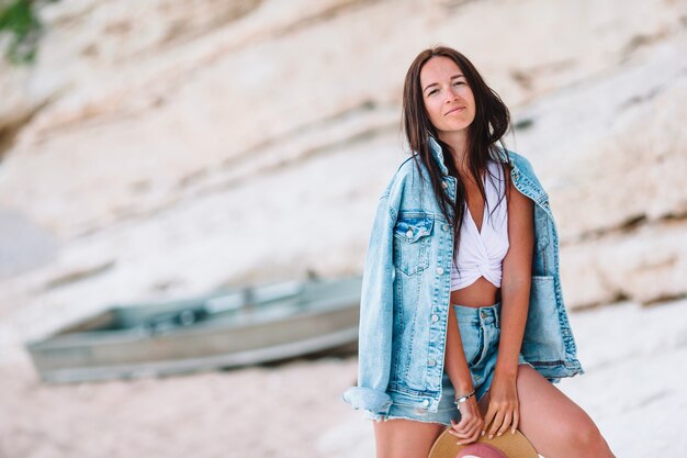 Foto mulher deitada na praia, aproveitando as férias de verão, olhando para o mar