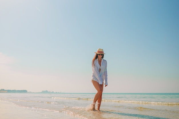 Mulher deitada na praia, aproveitando as férias de verão