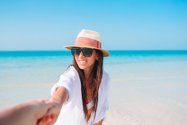 Mulher deitada na praia, aproveitando as férias de verão