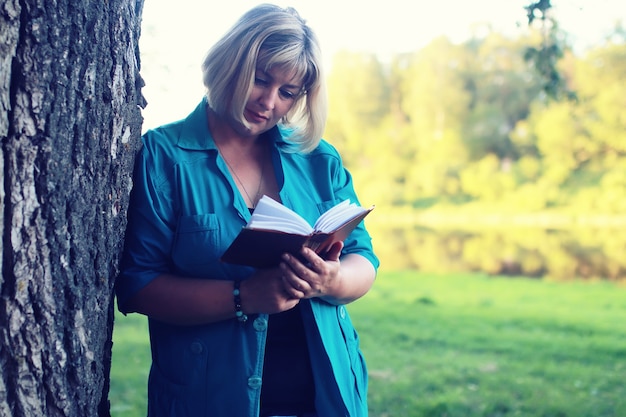 Mulher deitar e ler livro sol