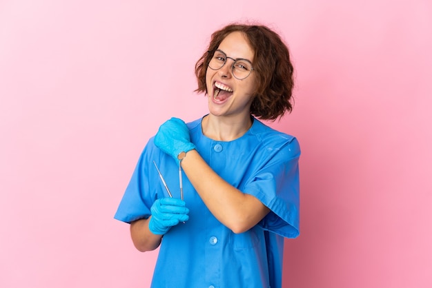 Mulher dentista posando isolada contra a parede em branco