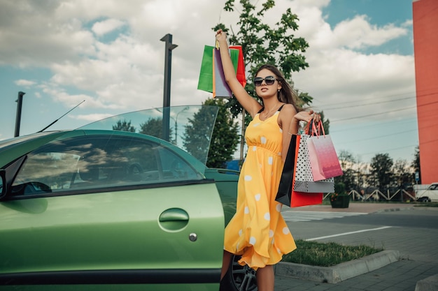 Mulher depois de fazer compras com sacos