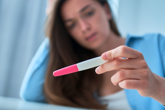 Foto mulher deprimida chateada com resultado negativo no teste de gravidez