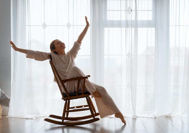 Mulher descansando na poltrona em casa