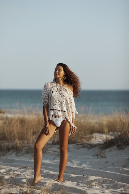 Mulher descansando na praia durante as férias