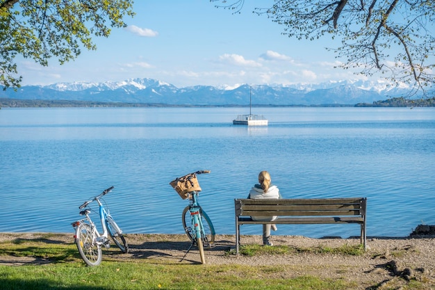 Mulher descansando no lago Starnberg