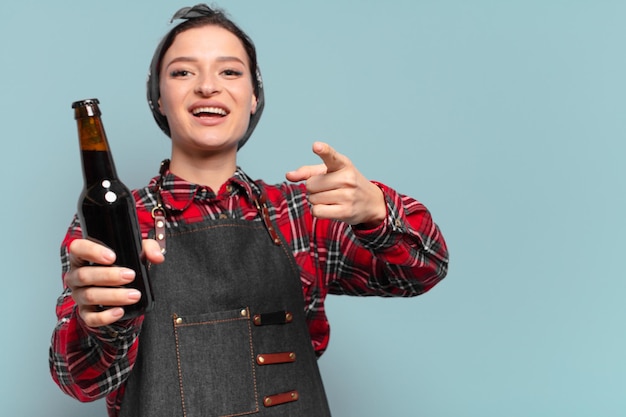 Mulher descolada de cabelo ruivo com uma garrafa de cerveja