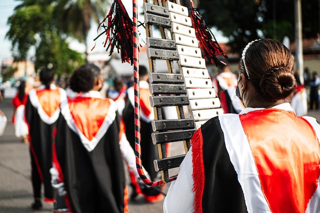 Mulher desconhecida tocando um sino no desfile