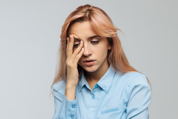 Mulher descontente quase adormecendo no trabalho