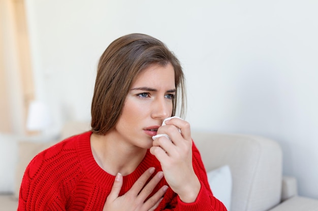 Mulher desesperada doente tem gripe conceito de alergia de doença fria rinite mulher muito doente tem nariz escorrendo esfrega o nariz com lenço espirros feminino morena espirrando em um lenço