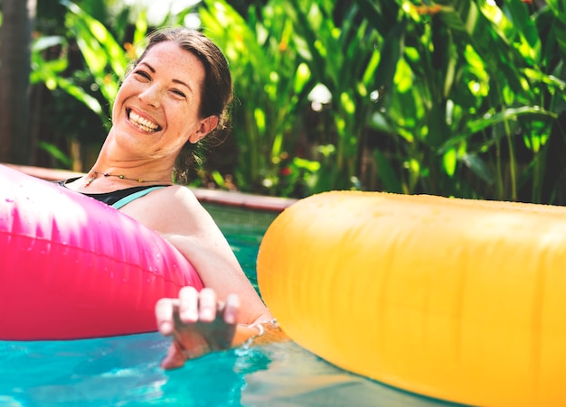 Foto mulher, desfrutando, a, água, em, um, piscina