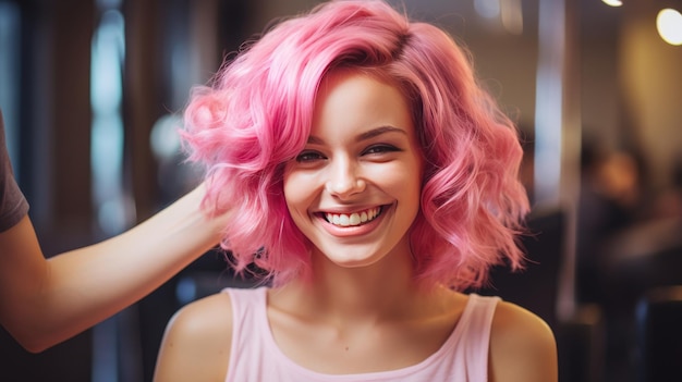 Mulher desfrutando de acondicionamento profundo com cabelo rosa vibrante