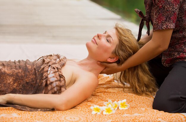 Mulher desfrutando de massagem relaxante no pescoço