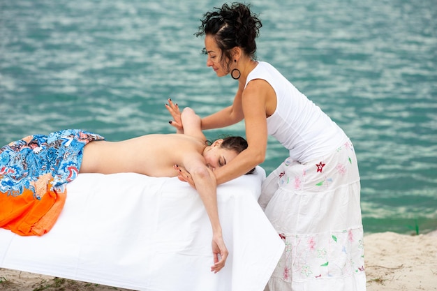 Mulher desfrutando de massagem tailandesa tradicional