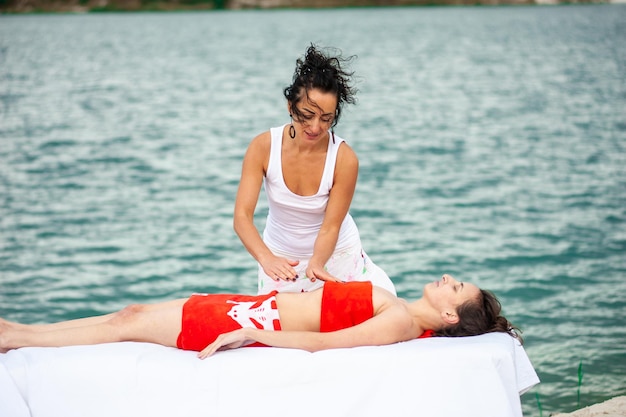 Mulher desfrutando de massagem tailandesa tradicional