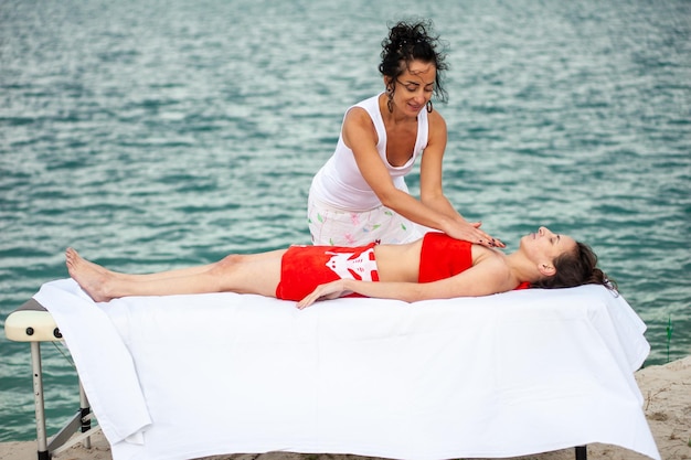 Mulher desfrutando de massagem tailandesa tradicional