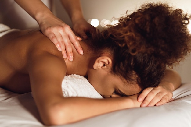 Foto mulher desfrutando de massagem terapêutica no pescoço no centro de spa, closeup