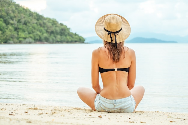 Mulher, desfrutando de praia relaxante no verão