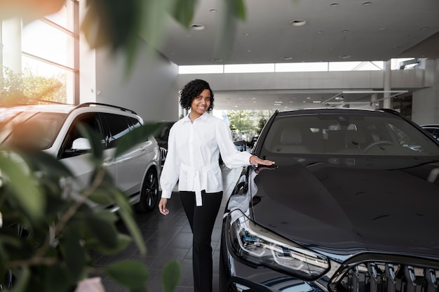 Foto mulher desfrutando de sua independência financeira ao comprar carro