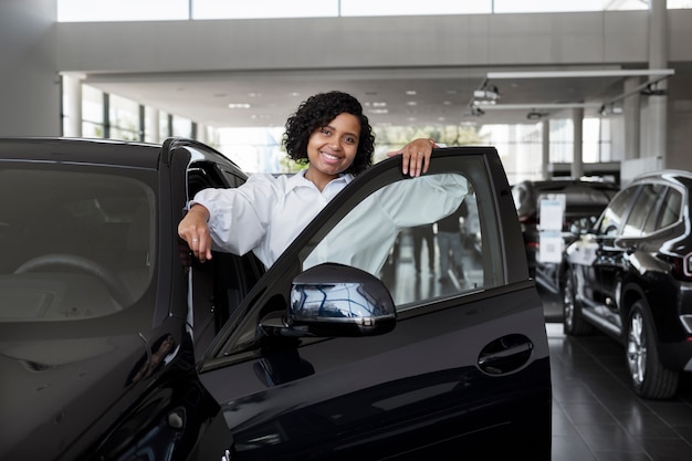 Mulher desfrutando de sua independência financeira enquanto compra carro