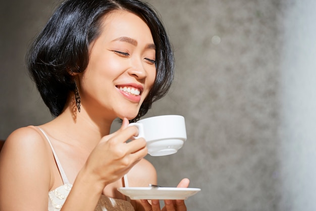 Mulher desfrutando de uma xícara de chá