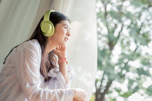 Mulher desfrutar de tempo livre e ouvir música