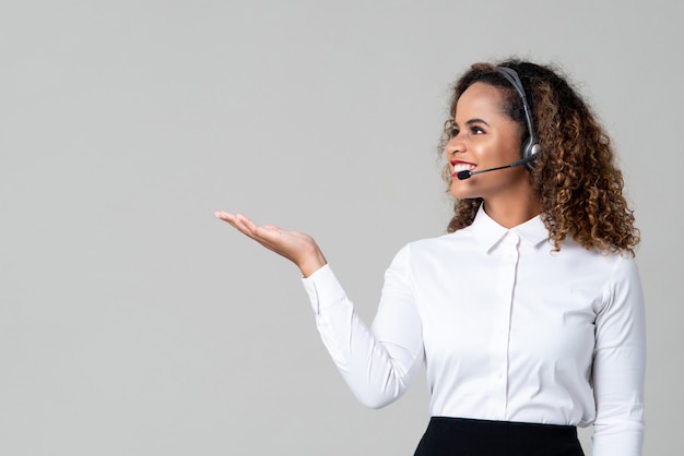 Mulher, desgastar, fones, como, um, chame centro, pessoal, com, mão aberta