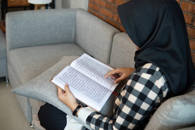 Mulher, desgastar, hijab, leitura, alcorão