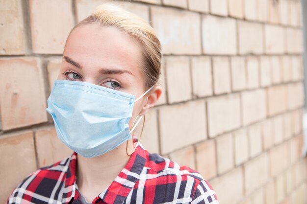 Mulher, desgastar, máscara médica, ao ar livre