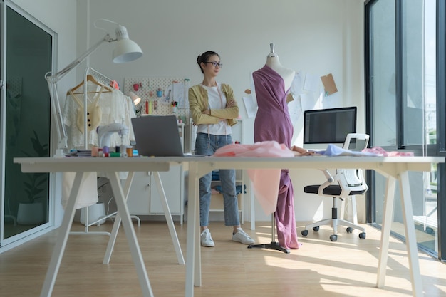 Mulher designer de moda Feliz em desenhar roupas